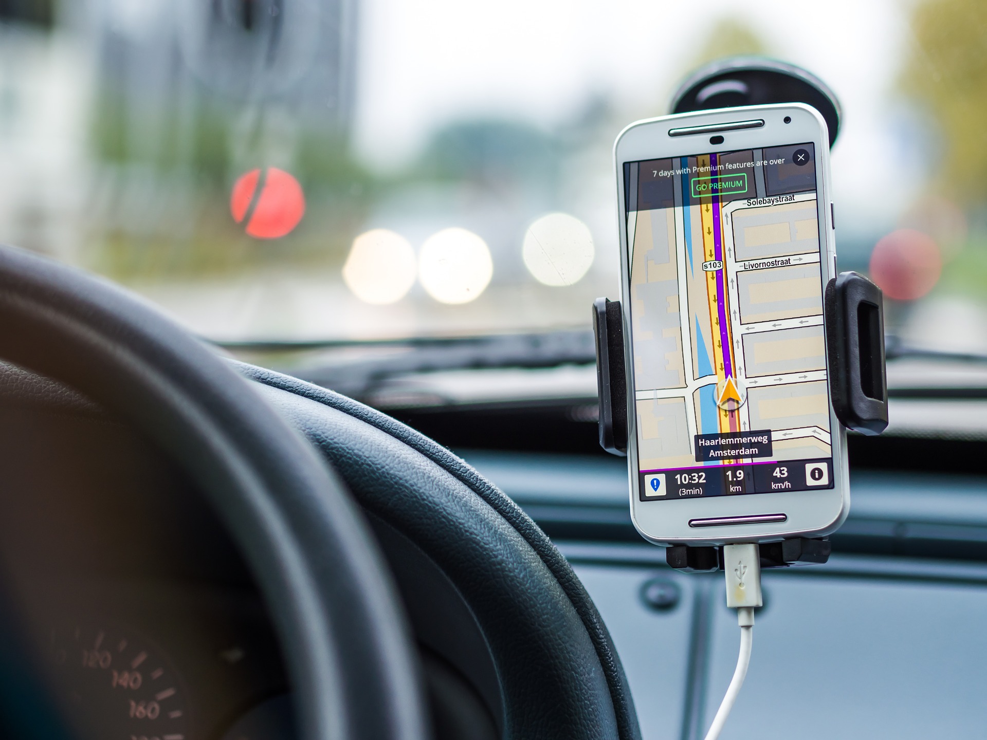 Evitar pagar por adicionais como GPS e motorista adicional também representa uma economia significativa na hora de viajar de carro alugado