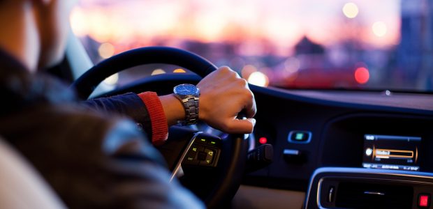 9 dicas de economia na hora de alugar carros para viajar - halloween Dicas para economizar alugar carros para viajar homem ao volante2