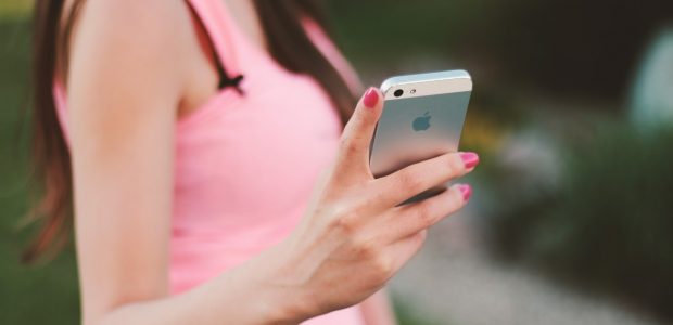 Aplicativos de conversa: conheça 10 que são alternativas ao WhatsApp - Tecnologia e Internet mulher jovem app conversa iphone