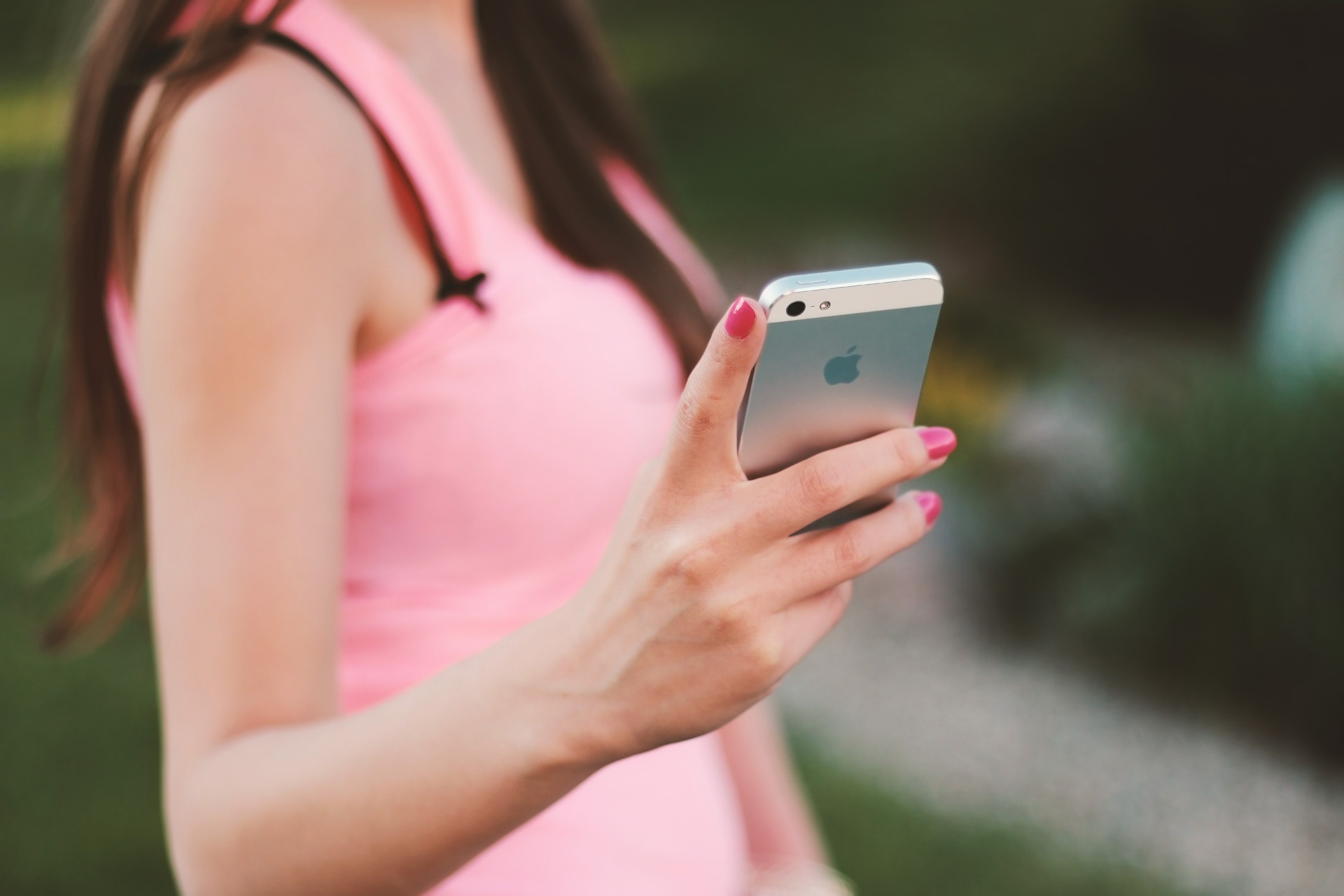 Aplicativos de conversa: conheça 10 que são alternativas ao WhatsApp - Tecnologia e Internet mulher jovem app conversa iphone