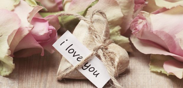Dia dos namorados: confira 20 dicas de presentes para encantar o seu amor - Guias rosas coração presente dia dos namorados