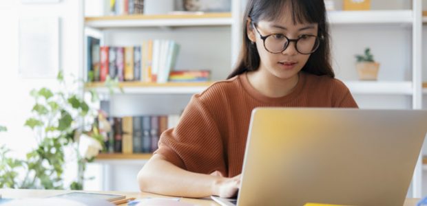 O que é e como estudar em casa utilizando o Brainly? - Guias jovem estudando online