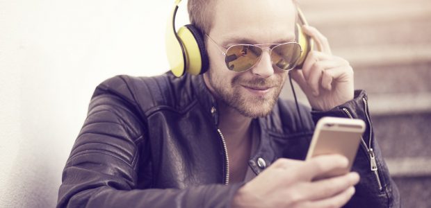 Melhores apps para ouvir podcasts gratuitamente - Artigos jovem rapaz ouvindo podcast musica noticias entretenimento