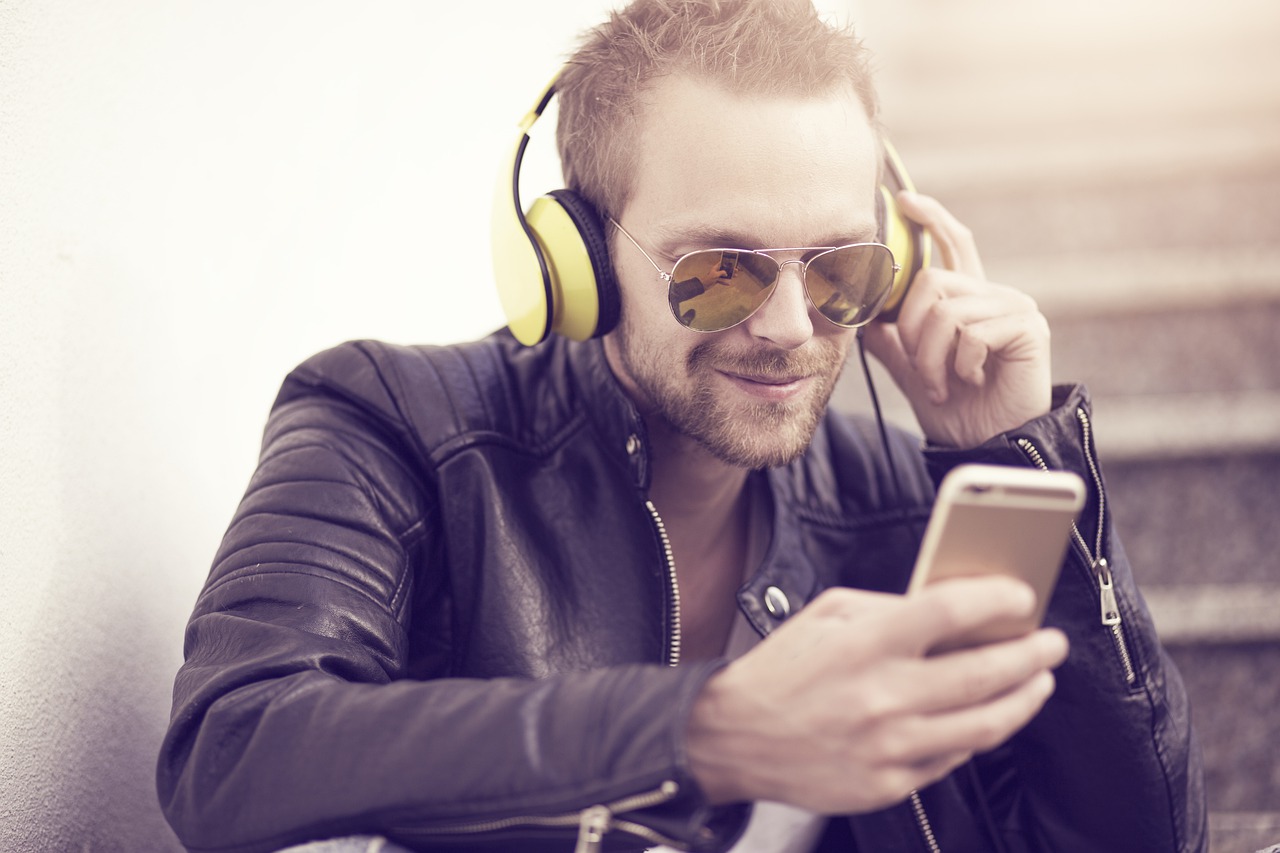 Melhores apps para ouvir podcasts gratuitamente - inflação no brasil Artigos jovem rapaz ouvindo podcast musica noticias entretenimento