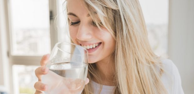 TOP 7 melhores purificadores e filtros de água que removem cloro e impurezas - Dicas para economizar menina copo de agua bebida natural