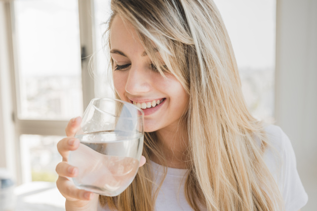 TOP 7 melhores purificadores e filtros de água que removem cloro e impurezas - Fórmula 1 Guias menina copo de agua bebida natural