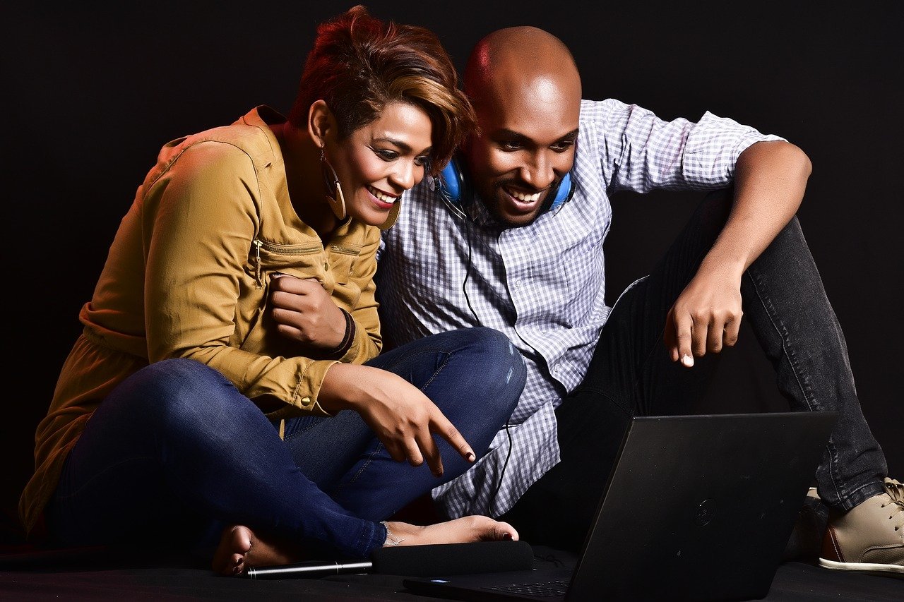 Dicas de Notebooks mais desejados para comprar com desconto na Black Friday - Olist Tiny Dicas para economizar casal assistindo video no notebook