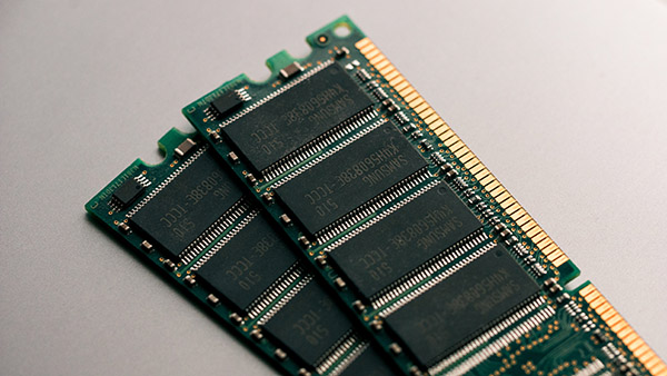 duas placas de memória RAM