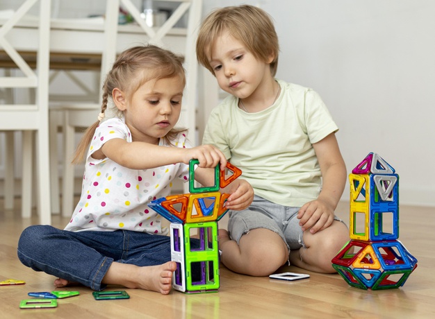 Lojas confiáveis para comprar brinquedos online no Natal e Black Friday - florais de Bach Artigos criancas brincando com brinquedos