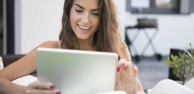 Onde comprar móveis online para o Dia das Mães com desconto? - Guias jovem sorridente comprando moveis online