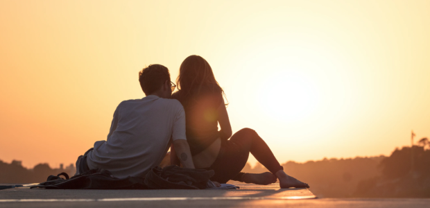 17 ideias de presentes para o dia dos namorados - Dicas para economizar casal ao por do sol dia dos namorados