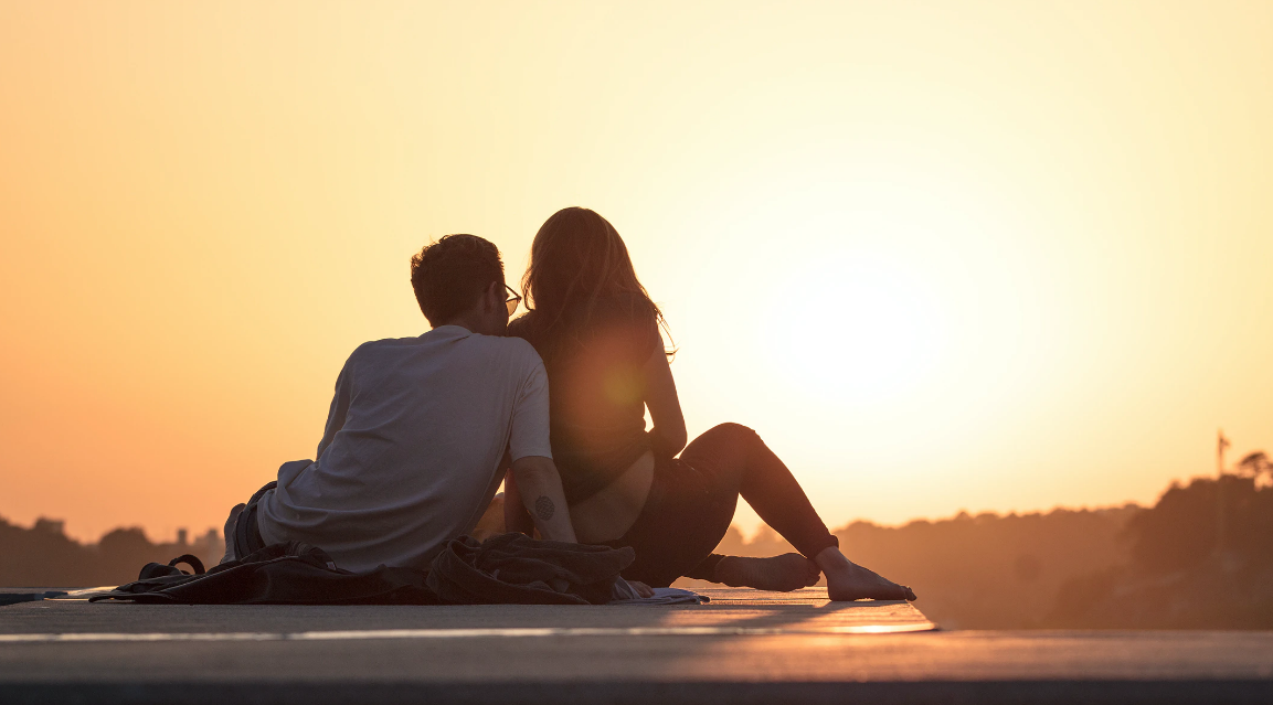 17 ideias de presentes para o dia dos namorados - florais de Bach Artigos casal ao por do sol dia dos namorados