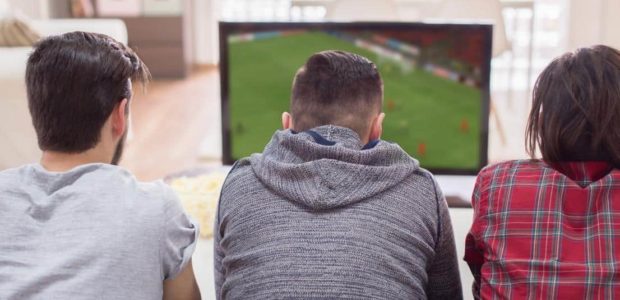 Saiba como escolher a melhor TV para assistir jogos de futebol - bancos digitais Artigos amigos assistindo futebol tv