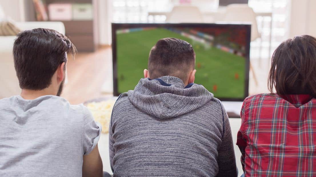 Saiba como escolher a melhor TV para assistir jogos de futebol - compras online Dicas para economizar amigos assistindo futebol tv
