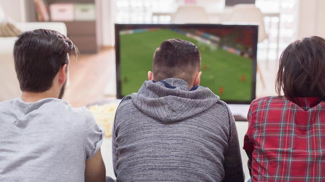 Saiba como escolher a melhor TV para assistir jogos de futebol - Olist Tiny Dicas para economizar amigos assistindo futebol tv