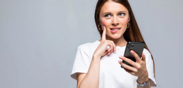 Claro, Vivo, Oi ou Tim? Qual operadora tem o plano de celular mais barato? - Dicas para economizar mulher segurando smartphone