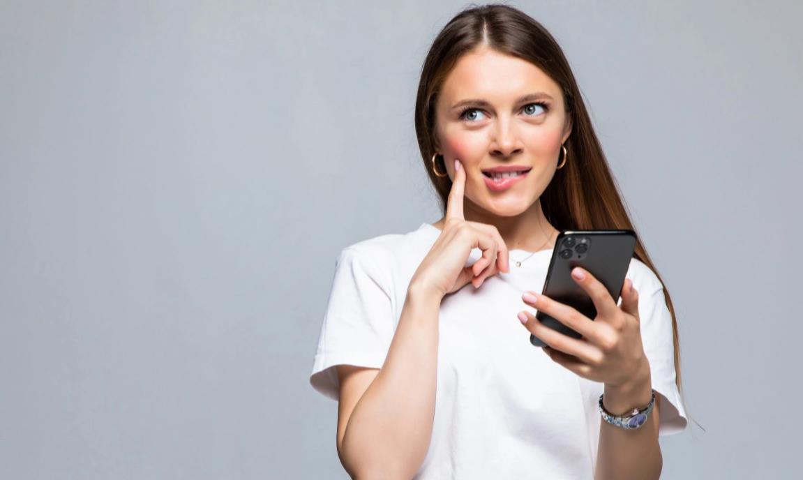Claro, Vivo, Oi ou Tim? Qual operadora tem o plano de celular mais barato? - Olist Tiny Dicas para economizar mulher segurando smartphone