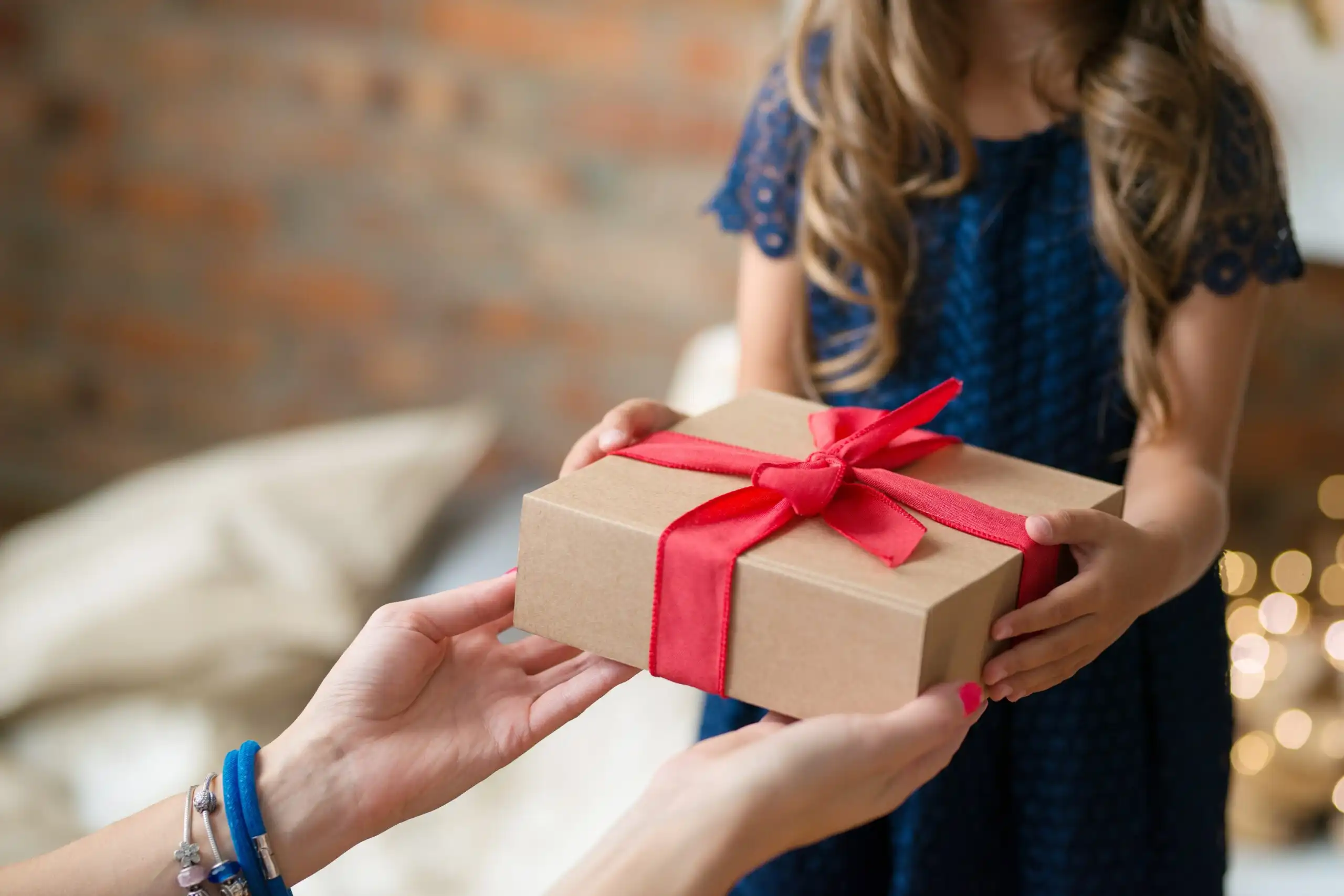 20 presentes de até R$ 50 para o Dia das Crianças - melhores rações para gatos Guias jovem menina ganhando presente scaled 1