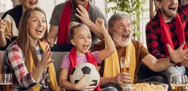 Full HD, 4K, OLED, QLED: qual é a melhor TV para assistir à Copa do Mundo 2022? - Dicas para economizar familia animada e feliz assistindo jogo de futebol em casa esporte tv campeonato