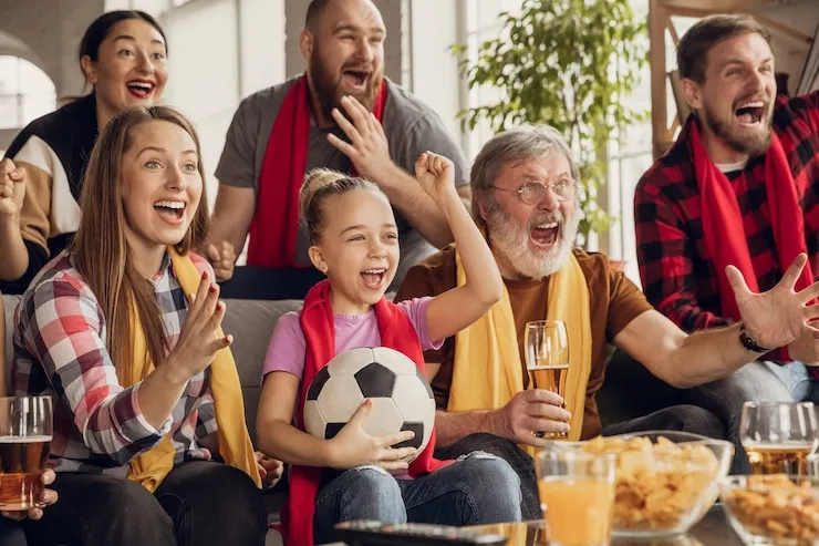 Full HD, 4K, OLED, QLED: qual é a melhor TV para assistir à Copa do Mundo 2022? - inflação no brasil Artigos familia animada e feliz assistindo jogo de futebol em casa esporte tv campeonato