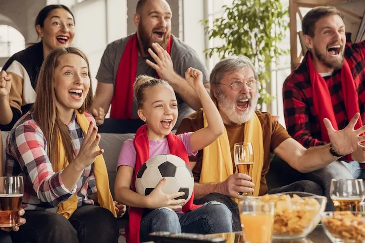 Full HD, 4K, OLED, QLED: qual é a melhor TV para assistir à Copa do Mundo 2022? - florais de Bach Artigos familia animada e feliz assistindo jogo de futebol em casa esporte tv campeonato