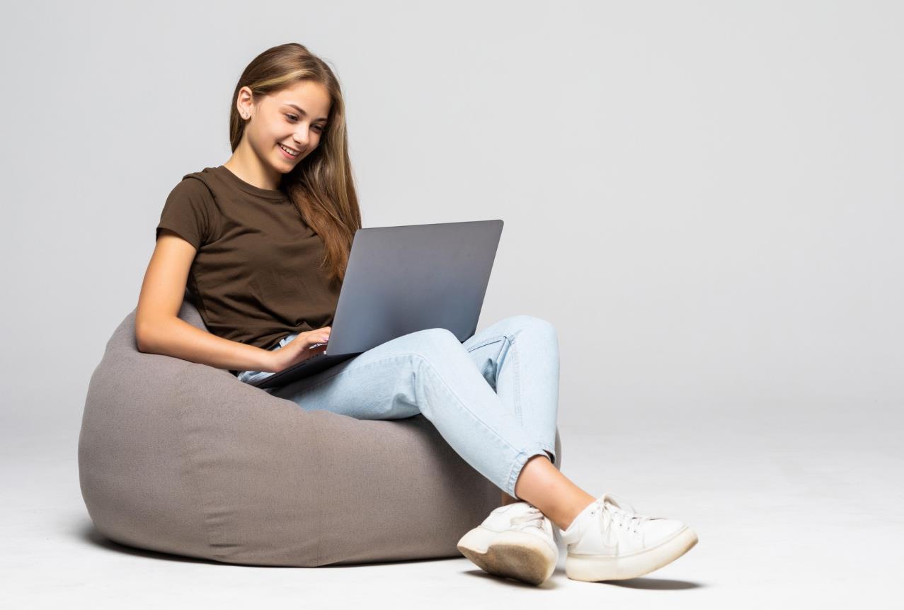 Notebooks baratos 2022: qual é o melhor, Positivo, Multilaser ou Lenovo? - melhores rações para gatos Guias jovem feliz navegando na internet notebook