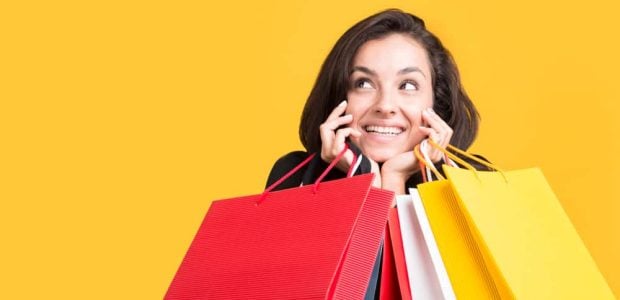 Qual o dia da Black Friday 2022 e quais ofertas aproveitar nas lojas online - Dicas para economizar jovem comprando com descontos conceito de black friday