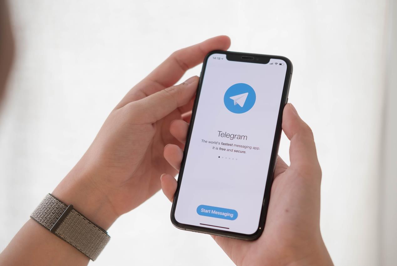 pessoa utilizando telegram no celular