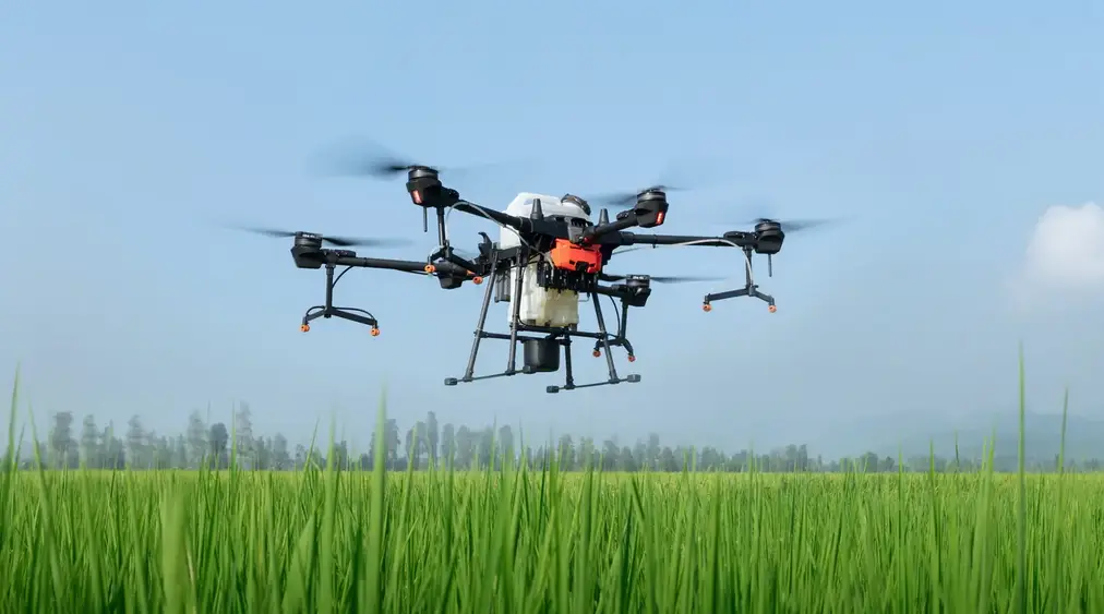 Foto do drone Agras DJI T20 pulverizando plantação