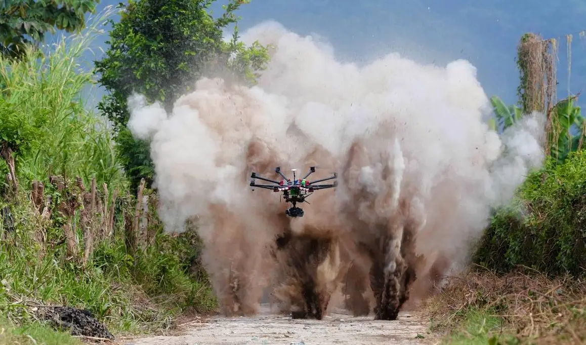 foto de um drone filmando uma cena de filme em hollywood
