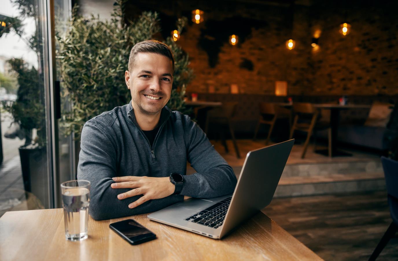 Recomendação dos melhores livros para ajudar no seu desenvolvimento pessoal e profissional - Tecnologia e Internet foto de homem bem sucedido profissionalmente