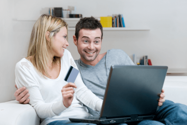 Qual é a melhor maneira de comprar pela internet? - Black Friday no Brasil Dicas para economizar casal comprando na internet