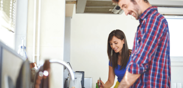 6 dicas para cozinhar melhor e mais rápido - Itens para cozinha Artigos casal cozinhando