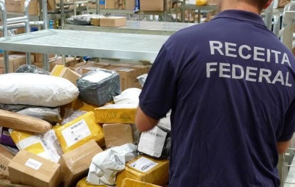 fiscal da receita federal verificando produtos importados pela internet