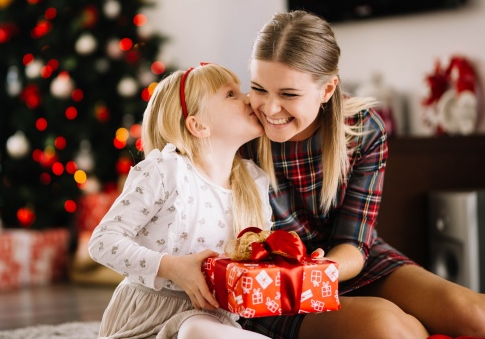 Confira 5 dicas para economizar na compra de presentes de natal - presentes de natal Dicas para economizar criança recebendo presente de natal