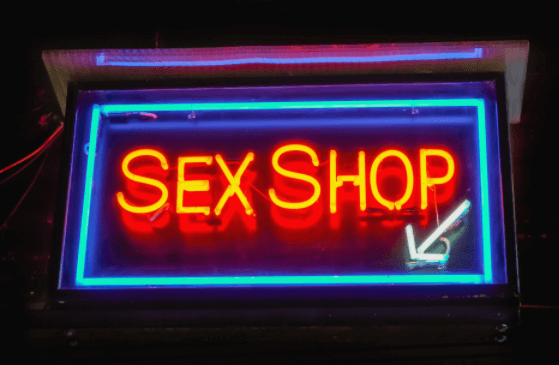 5 mitos e 5 verdades sobre sex shops - Artigos mini sex shop letreiro