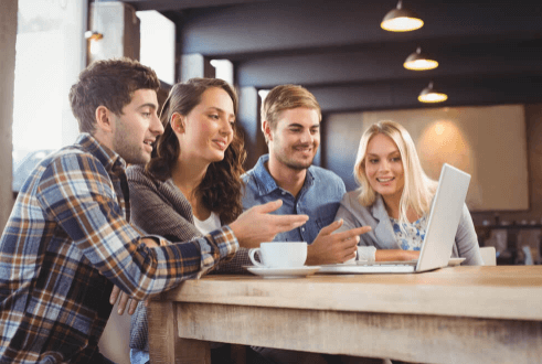Como se divertir com amigos gastando pouco - descontos para comprar um celular novo Dicas para economizar miniatura amigos reunidos