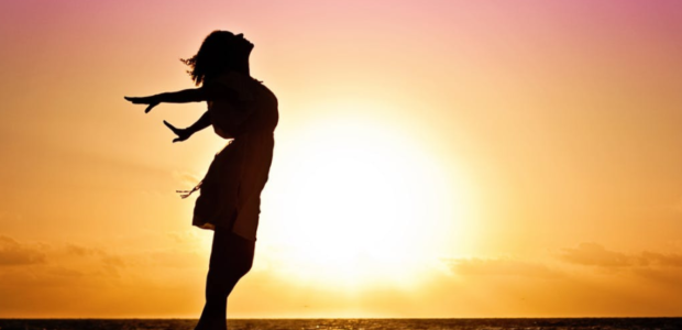 Dia Internacional da Mulher - Dar flores ou presente? - comprar perfumes e maquiagens com desconto Dicas para economizar mulher ao por do Sol