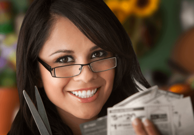 Como funciona o sistema de compras com cupons de desconto? - Dicas para economizar mulher aproveitando cupons