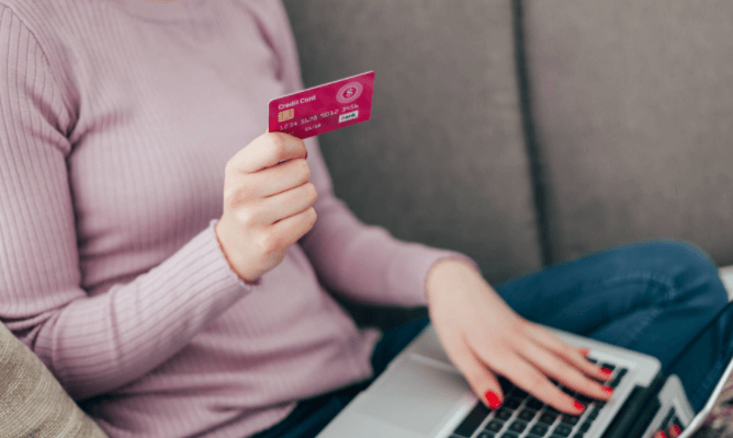 5 cuidados que você deve ter com compras internacionais - férias escolares Guias mulher comprando na internet mini