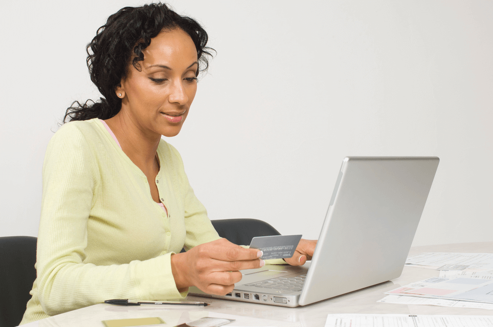 Compras online: como comprar com segurança? - compras online Artigos mulher comprando online com cartao