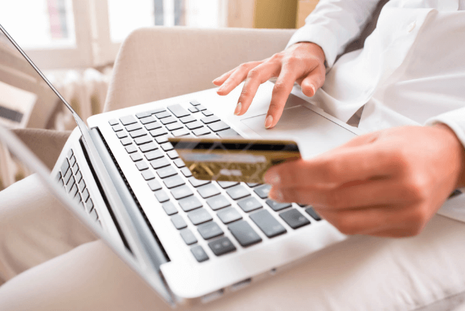 mulher-comprando-online-com-cartao-de-credito