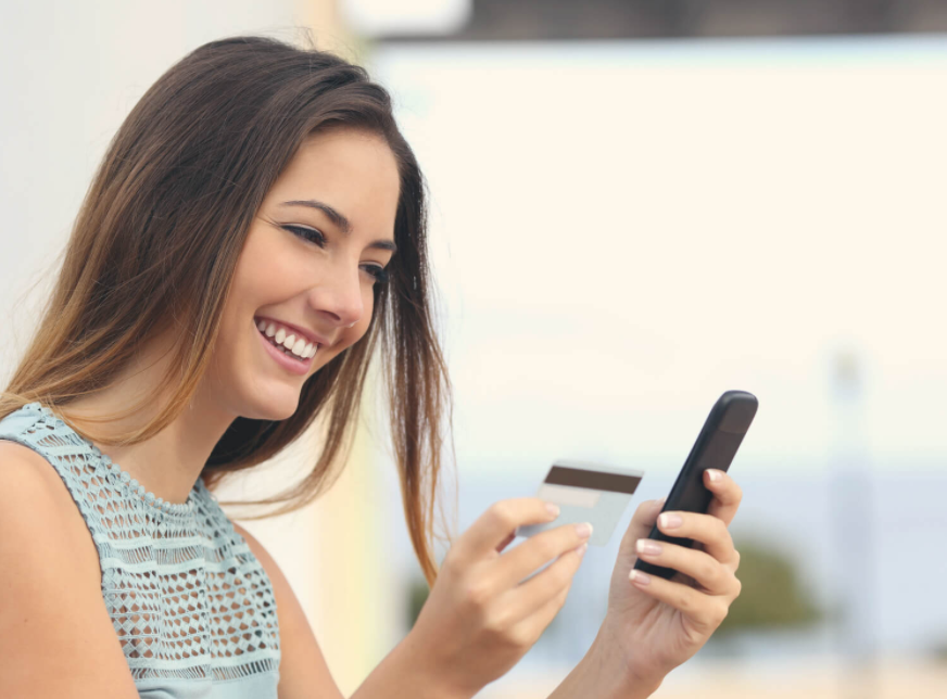 Promoções na internet: saiba como encontrar as melhores - Promoções na internet Dicas para economizar mulher comprando online via smartphone