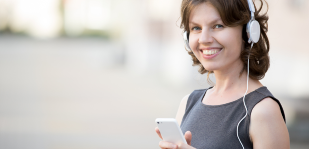 4 top aplicativos para aprender um novo idioma gratuitamente - manutenção e limpeza do ar-condicionado Guias mulher estudando idiomas no app