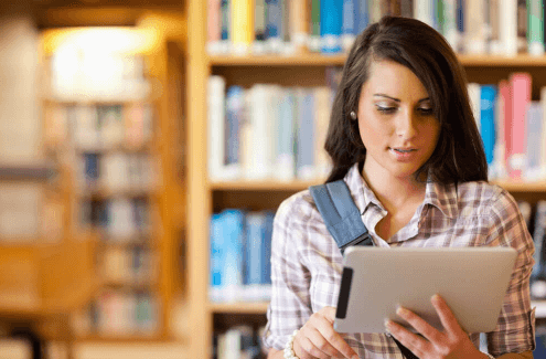 Livros digitais: conheça as novas formas de ler de livros - Artigos mulher lendo livro no tablet
