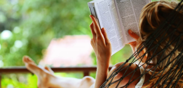 Saiba como escolher os melhores livros para o fim de semana - melhores livros Guias mulher lendo na rede