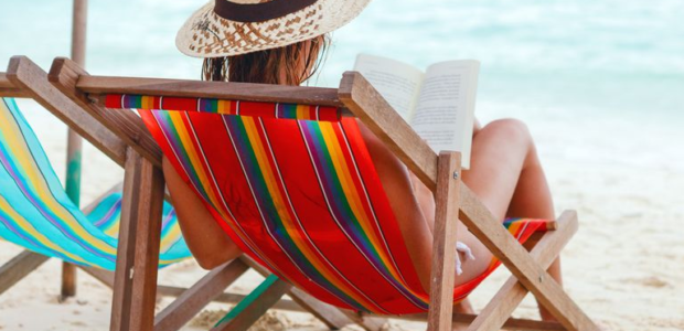 Como programar as férias de verão corretamente? - melhores livros Guias mulher na praia no verão