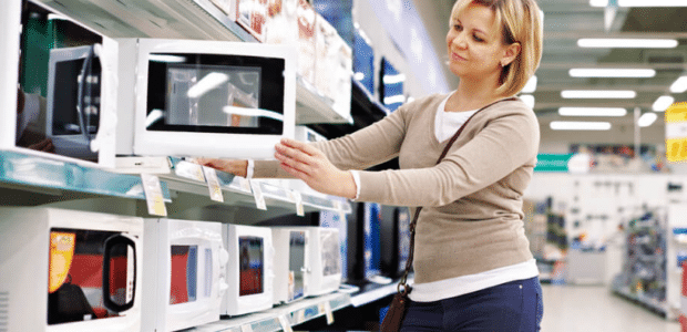 Como escolher onde comprar eletrodomésticos - aplicativos de transporte Dicas para economizar mulher olhando eletrodomésticos