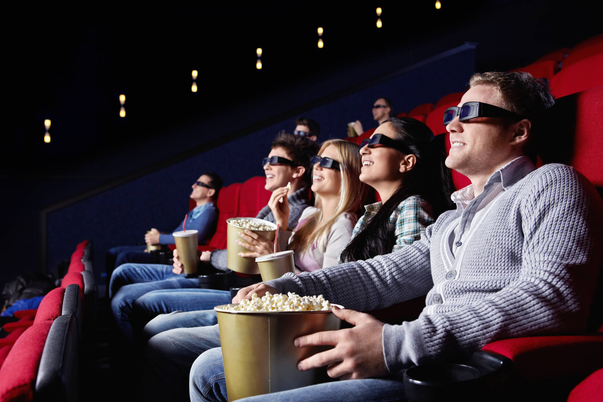 Como ganhar descontos na entrada do cinema? - descontos na entrada do cinema Dicas para economizar pessoas assistindo a um filme no cinema